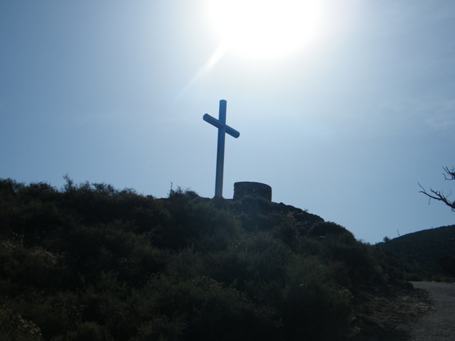 La croix au sommet de la montagne, signe du départ du sentier.