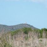 Au loin on aperçoit une autre tour, certainement la tour d'Orchinu