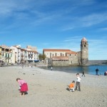 Le clocher de Collioure avec sa grande plage de galets.
