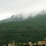 Les nuages s'étalent sur la montagne au dessus de Cardo.