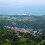Le village de Cervioni en contrebas.