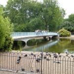 Le seul pont qui traverse le lac de Saint-James's Park