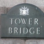 Plaque du Tower Bridge.