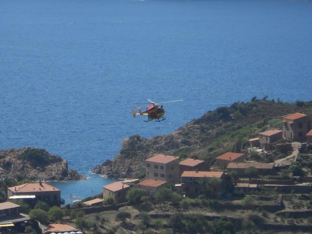 Un hélicoptère au dessus de Girolata