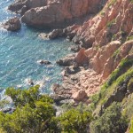 La roche rouge dans l'eau turquoise à Girolata