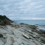 Les rochers qui bordent la plage