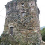 Une tour carrée au hameau de Vicaja