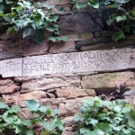 Inscription sur le mur d'une maison