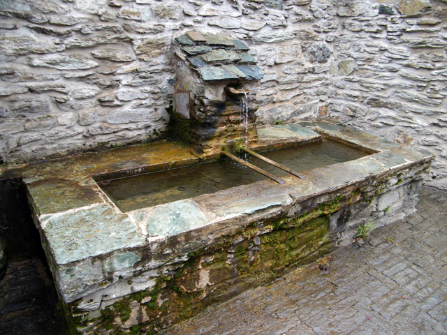 Une petite fontaine dans le village