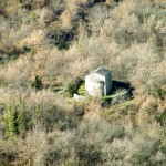 Au loin, on voit une petite chapelle près de Soriu...