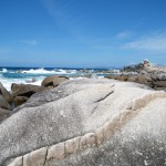 Ce rocher est bizarre, au fond il y a les îles Sanguinaires