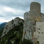 Le château est posé sur les pics rocheux