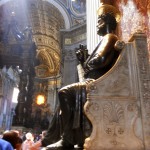 La statue de Saint Pierre aux pieds usés par trop de caresses