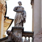 La statue de Borromini détourne la tête de la fontaine du Bernin