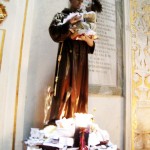 Saint Antoine de Padoue et voeux à ses pieds