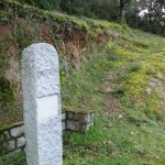 Stèle de granite indiquant le départ du sentier