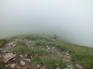 Et là, dans le brouillard, un mec descend du Puy Mary avec son vélo sur l'épaule...