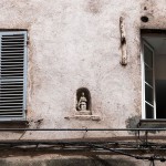 Une idole dans la rue Bonaparte à Bastia