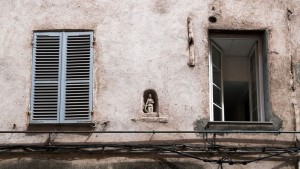 Une idole dans la rue Bonaparte à Bastia