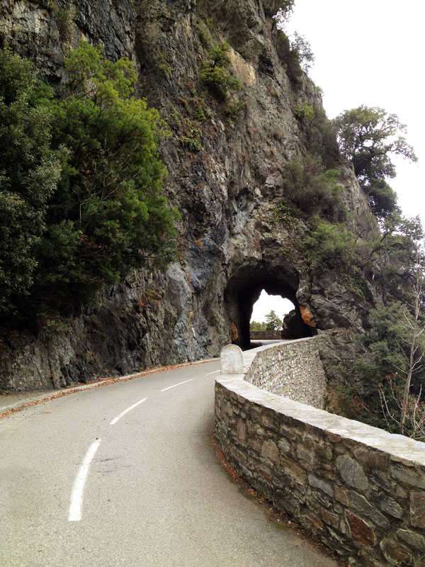 Tunnels dans la roche
