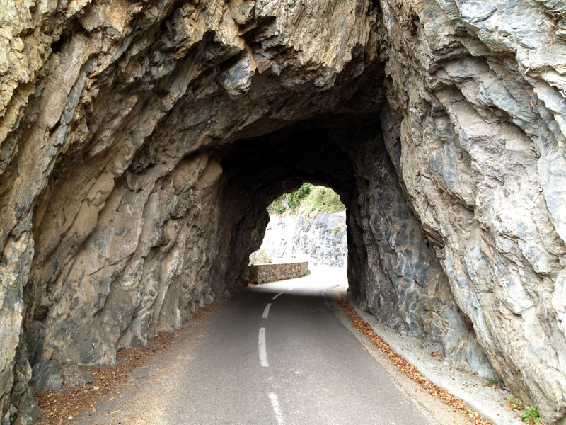 Tunnels dans la roche