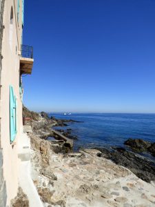 Départ d'un ancien sentier qui menait à Argelès depuis Collioure.