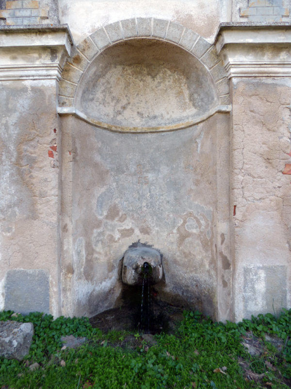 Un fontaine sous le couvent