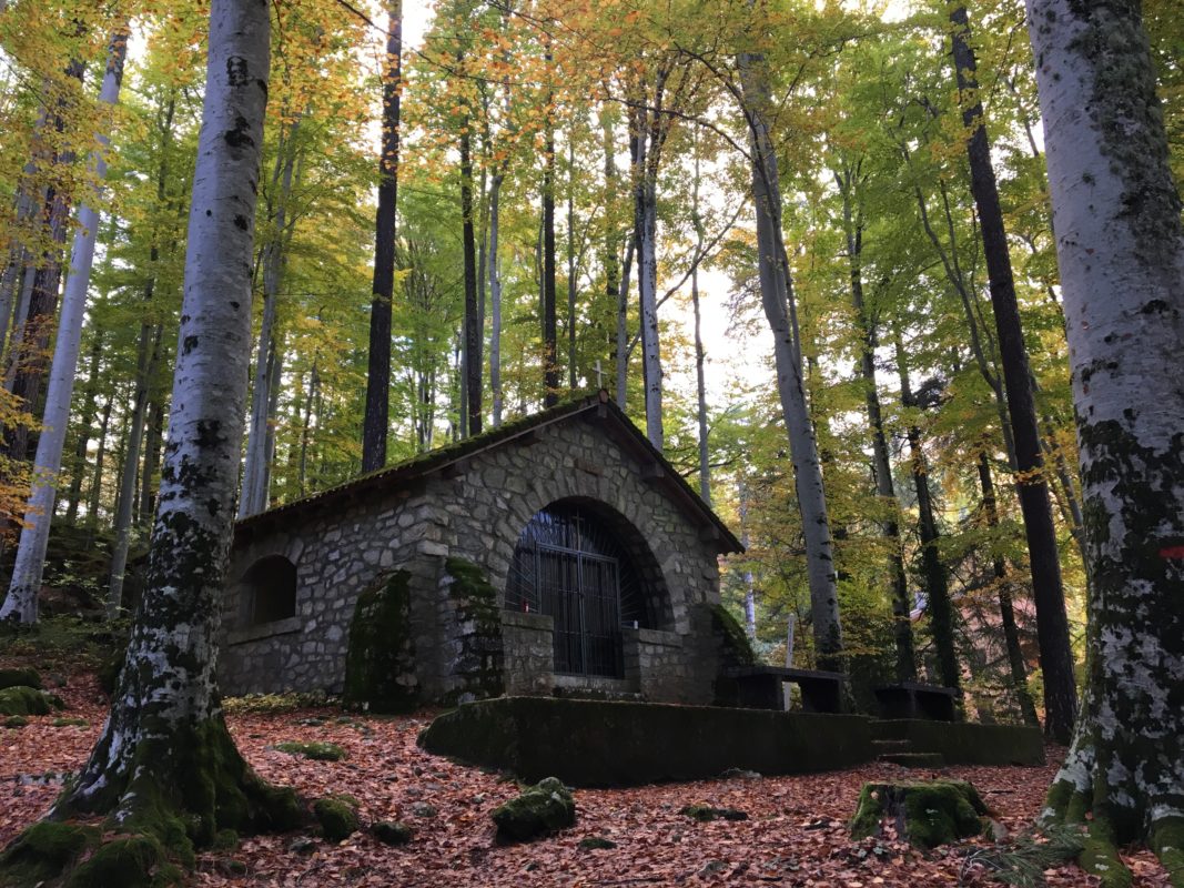 La chapelle de Vizzavona en automne en Corse