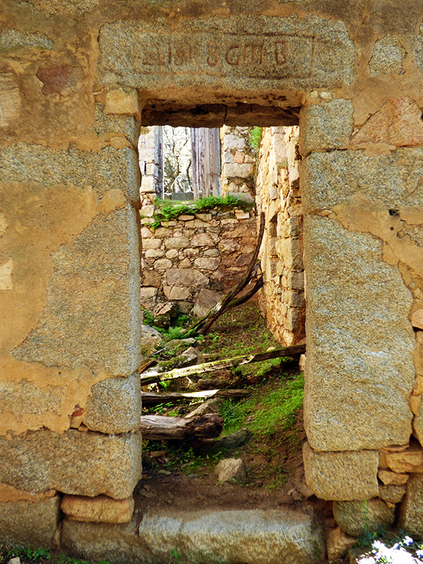 Une porte d'entrée à Arillavu